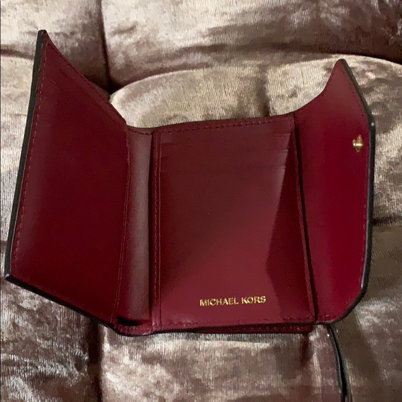 Small Michael Kors Wallet - Picture 2 of 3